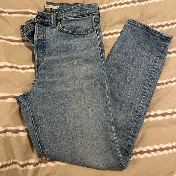Levi’s wedgie like new size 28 - Picture 3 of 8